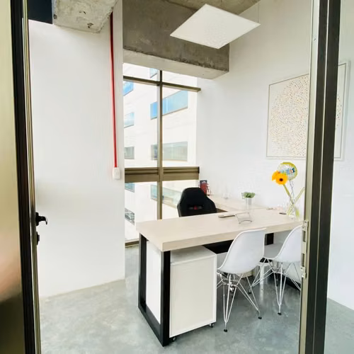 Oficina en renta en Edificio Torino 2 Zona 10 | Nivel alto de 65m² + parqueo - Imagen 3