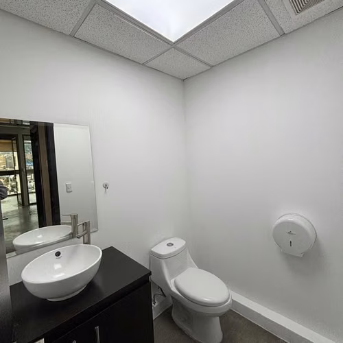 Oficina en renta en Edificio Torino 2 Zona 10 | Nivel alto de 65m² + parqueo - Imagen 9