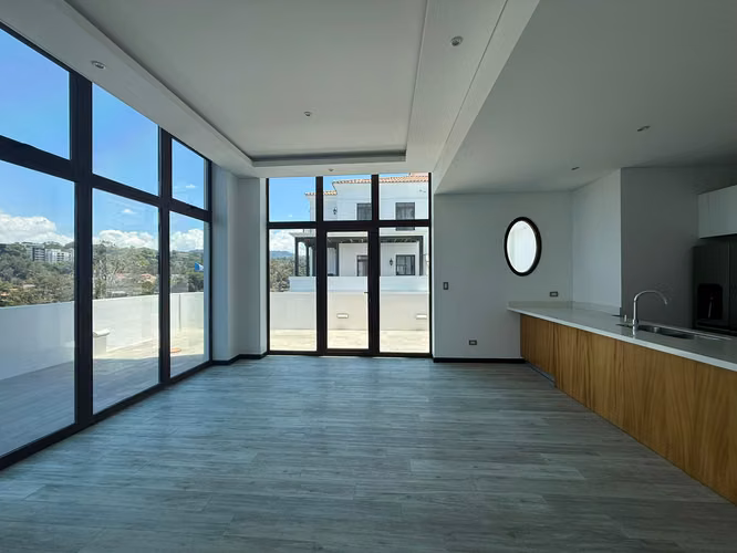 VENDO APARTAMENTO CON TERRAZA EN LIRIOS DE CAYALA ZONA 16 - Miniatura 2