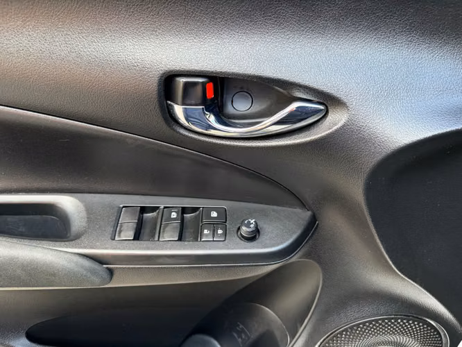 Toyota Yaris E de Agencia Modelo 2023 - Imagen 4