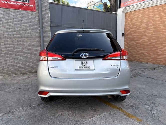Toyota Yaris E de Agencia Modelo 2023 - Imagen 2