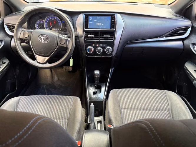 Toyota Yaris E de Agencia Modelo 2023 - Imagen 6