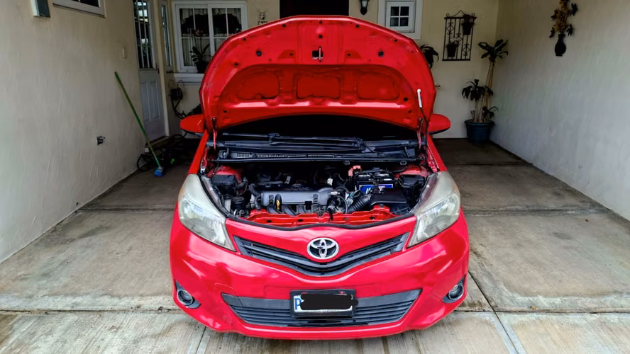 Vendo YARIS 2013 hatchback, rojo, automático, en muy buen estado, por Q48,000