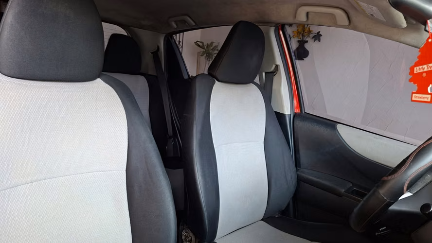 Vendo YARIS 2013 hatchback, rojo, automático, en muy buen estado, por Q48,000