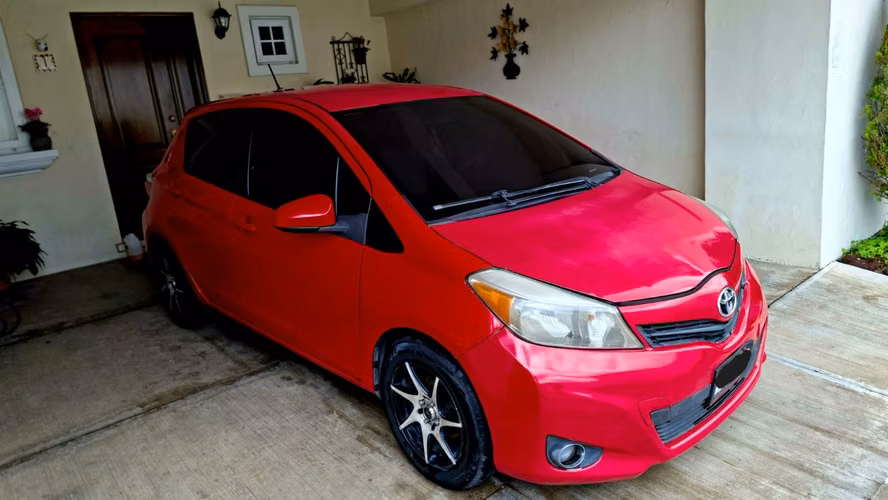 Vendo YARIS 2013 hatchback, rojo, automático, en muy buen estado, por Q48,000