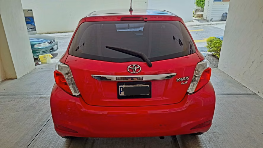 Vendo YARIS 2013 hatchback, rojo, automático, en muy buen estado, por Q48,000