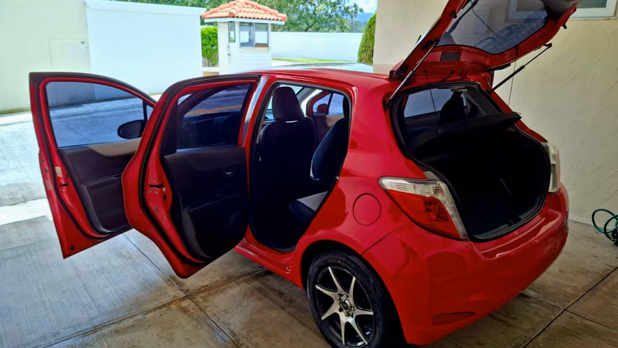 Vendo YARIS 2013 hatchback, rojo, automático, en muy buen estado, por Q48,000