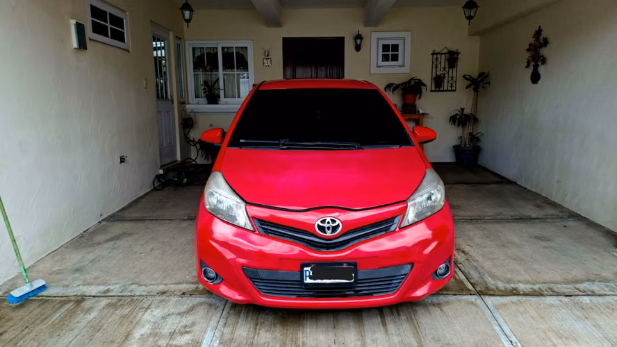 Vendo YARIS 2013 hatchback, rojo, automático, en muy buen estado, por Q48,000