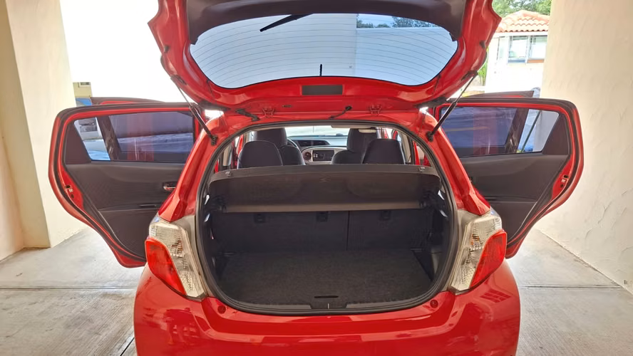 Vendo YARIS 2013 hatchback, rojo, automático, en muy buen estado, por Q48,000