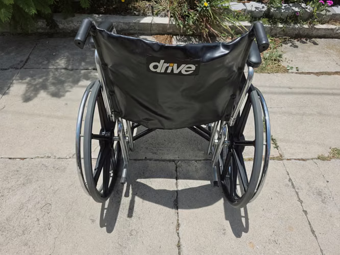 Silla de ruedas como nueva y plegable - Imagen 3