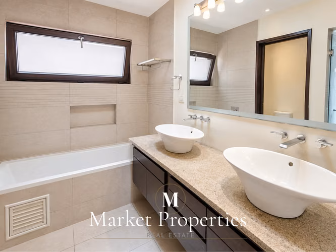 Casa en renta en Condominio La Joya, Zona 10, con amplios espacios, acabados en madera y excelente distribución. - Imagen 8