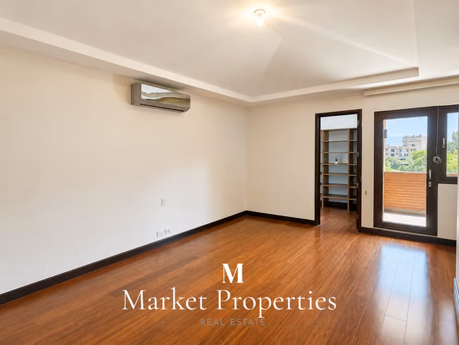 Casa en renta en Condominio La Joya, Zona 10, con amplios espacios, acabados en madera y excelente distribución. - Imagen 9