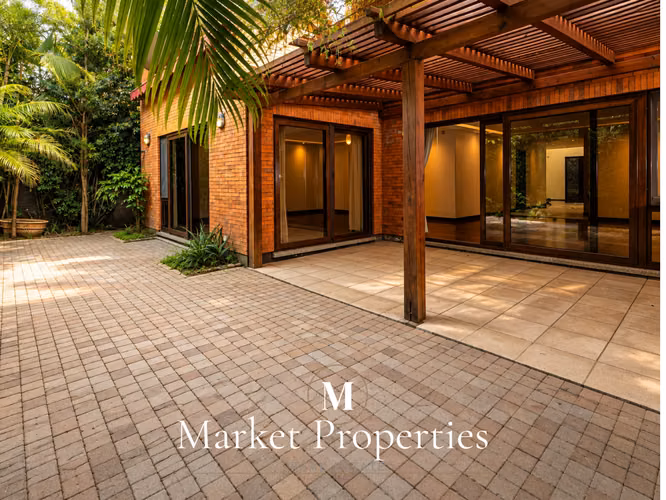 Casa en renta en Condominio La Joya, Zona 10, con amplios espacios, acabados en madera y excelente distribución. - Imagen 5