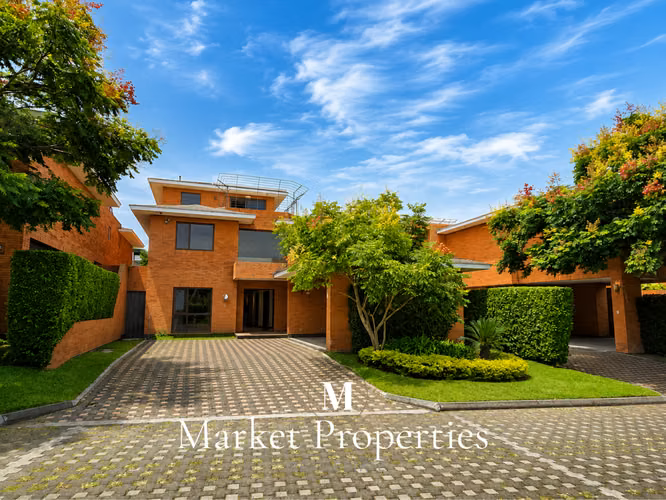 Casa en renta en Condominio La Joya, Zona 10, con amplios espacios, acabados en madera y excelente distribución.