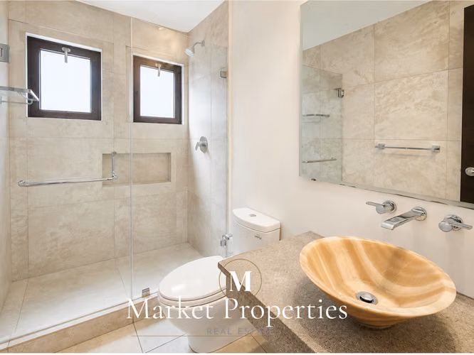 Casa en renta en Condominio La Joya, Zona 10, con amplios espacios, acabados en madera y excelente distribución. - Imagen 10