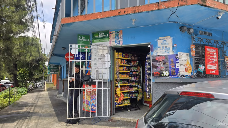 SE VENDE TIENDA DE ARTÍCULOS DE CONSUMO DIARIO 