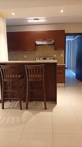 Apartamento en Renta Zona 14 | 1 Dormitorio | Balcón | 1 Parqueo | Cerca La Noria
