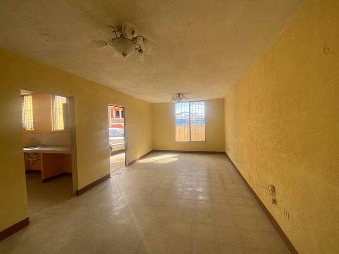  ¡Venta Casa Amplia y Bonita en  Residenciales La Gloria !  Frente a Walmart Santa Clara, Villa Nueva (dentro de garit