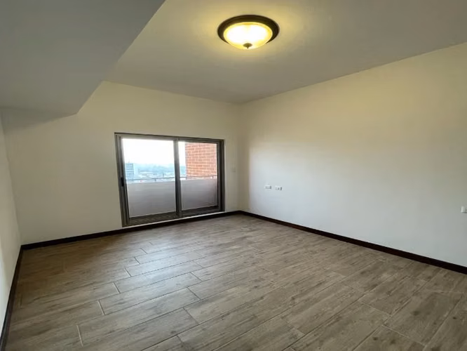 APARTAMENTO EN RENTA, ZONA 10, con Balcón y Piscina 