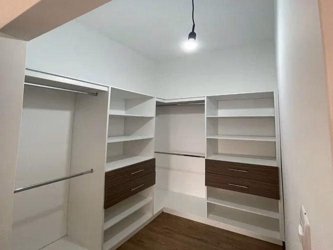 APARTAMENTO EN RENTA, ZONA 10, con Balcón y Piscina 