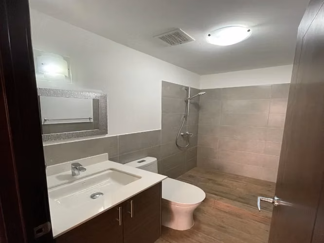 APARTAMENTO EN RENTA, ZONA 10, con Balcón y Piscina 
