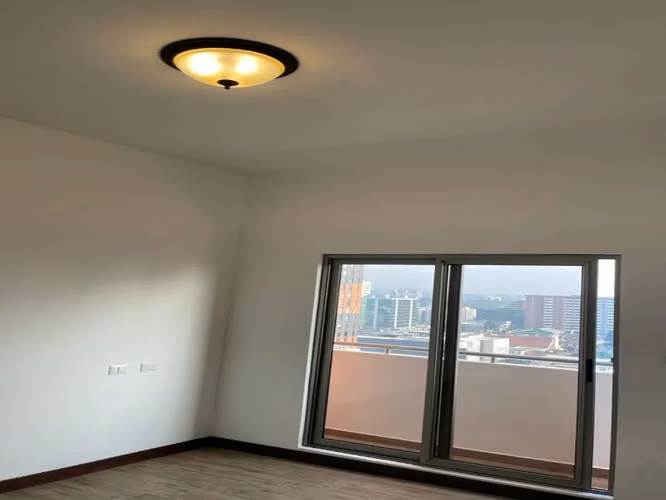 APARTAMENTO EN RENTA, ZONA 10, con Balcón y Piscina 