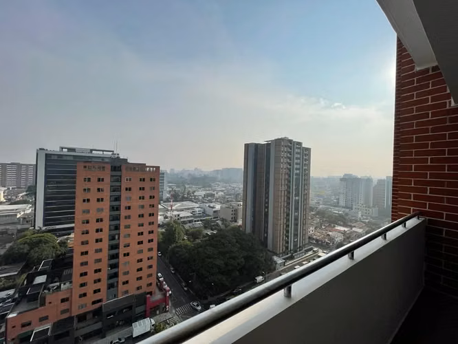 APARTAMENTO EN RENTA, ZONA 10, con Balcón y Piscina 