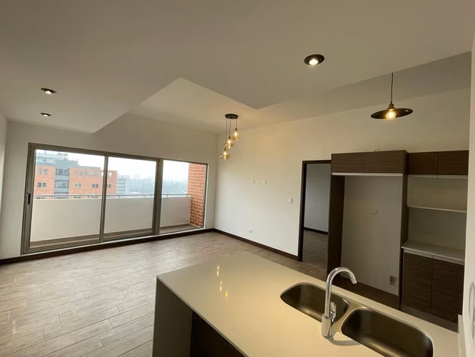 APARTAMENTO EN RENTA, ZONA 10, con Balcón y Piscina 