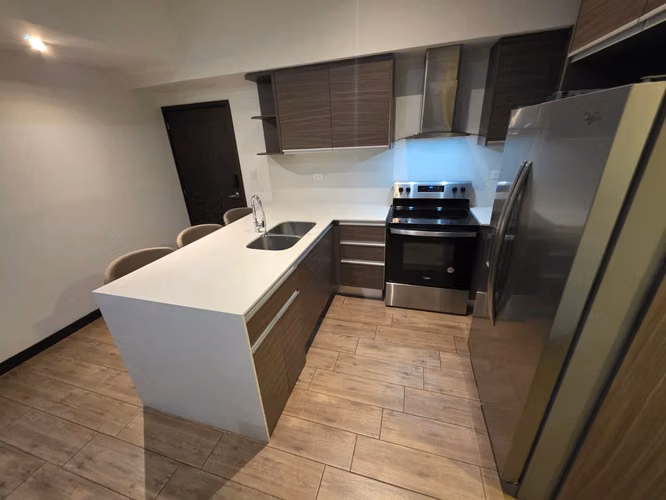 APARTAMENTO AMUEBLADO EN RENTA EN ZONA 10 – PISCINA Y 2 PARQUEOS (J)
