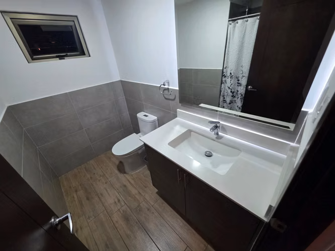 APARTAMENTO AMUEBLADO EN RENTA EN ZONA 10 – PISCINA Y 2 PARQUEOS (J)
