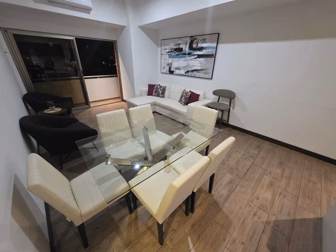 APARTAMENTO AMUEBLADO EN RENTA EN ZONA 10 – PISCINA Y 2 PARQUEOS (J)