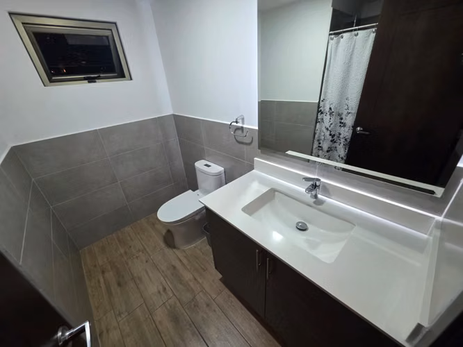 APARTAMENTO AMUEBLADO EN RENTA EN ZONA 10 – PISCINA Y 2 PARQUEOS (J)
