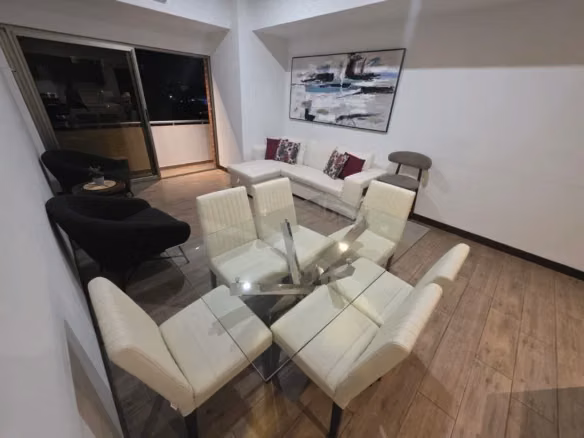 APARTAMENTO AMUEBLADO EN RENTA EN ZONA 10 – PISCINA Y 2 PARQUEOS (J)