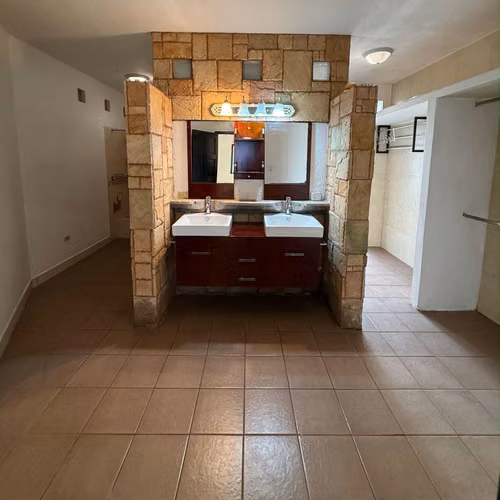 CASA ESTILO COLONIAL EN VENTA EN JARDINES DE SAN ISIDRO ZONA 16