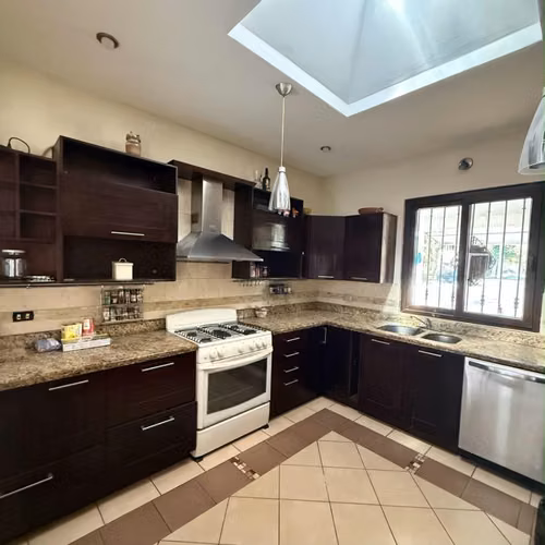 CASA ESTILO COLONIAL EN VENTA EN JARDINES DE SAN ISIDRO ZONA 16