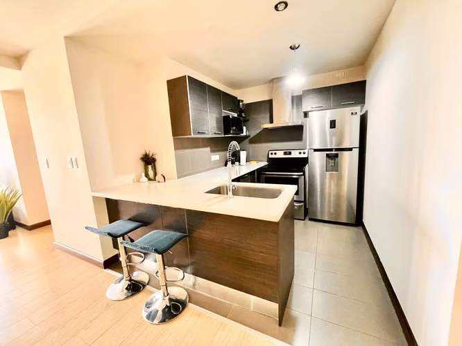 Zona 10 • Apartamento Amueblado en Renta • Edificio Veinti4