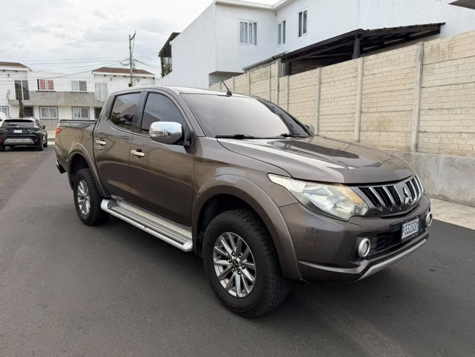 Mitsubishi l200 de agencia, precio negociable 