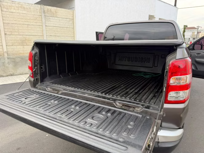 Mitsubishi l200 de agencia, precio negociable 