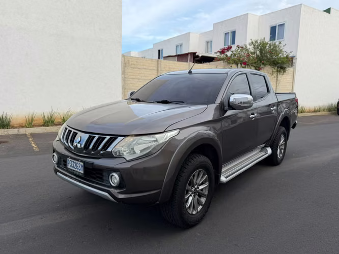 Mitsubishi l200 de agencia, precio negociable 