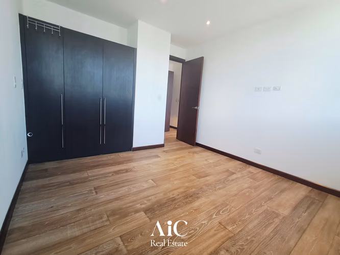 APARTAMENTO CON LÍNEA BLANCA,  EDIF. VHISTA, ZONA 15 - Miniatura 7