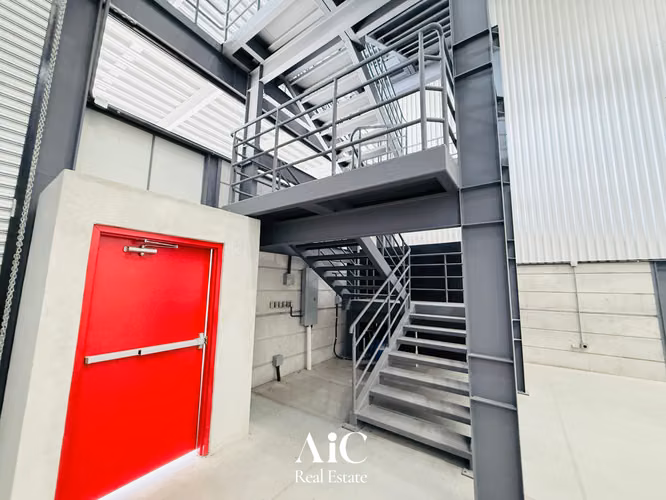 BODEGA C/ MULTIPLES AMBIENTES  665Mts2 / ZONA EMPRESARIAL NARANJO D6