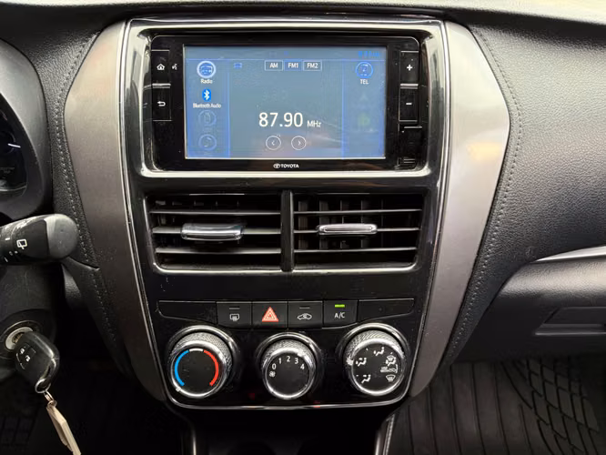 Toyota Yaris E de Agencia Modelo 2023