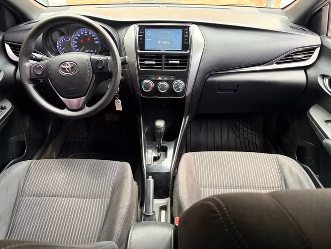 Toyota Yaris E de Agencia Modelo 2023