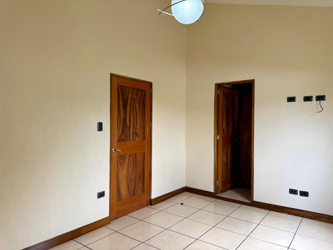 CASA EN RENTA EN ZONA 11 MARISCAL, DENTRO DE CONDOMINIO