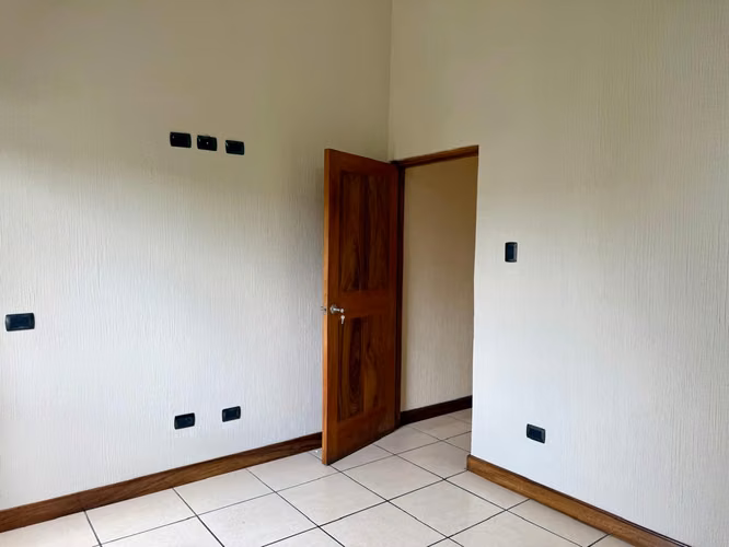 CASA EN RENTA EN ZONA 11 MARISCAL, DENTRO DE CONDOMINIO
