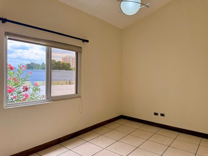 CASA EN RENTA EN ZONA 11 MARISCAL, DENTRO DE CONDOMINIO