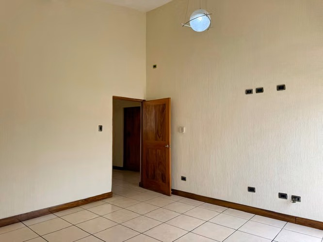 CASA EN RENTA EN ZONA 11 MARISCAL, DENTRO DE CONDOMINIO