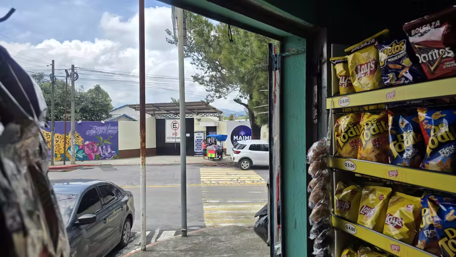 SE VENDE TIENDA DE ARTÍCULOS DE CONSUMO DIARIO 