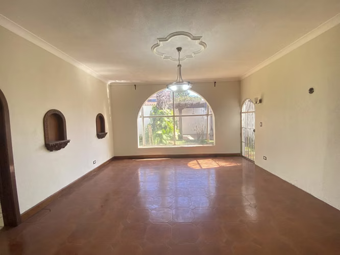 ALQUILO AMPLIA CASA PARA OFICINAS, COLONIA MARISCAL Zona 11 | 600 m²