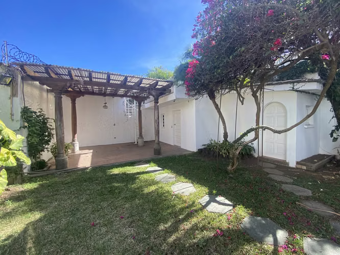 ALQUILO AMPLIA CASA PARA OFICINAS, COLONIA MARISCAL Zona 11 | 600 m²